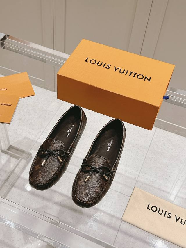 高版 Louis Vuitton 路易威登 Lv豆豆鞋；乐福鞋；平底鞋；开车鞋 鞋面采用牛漆皮；牛皮；老花皮；全皮包裹，纯手工缝纫鞋面，Lv微章钢印标识点缀 内